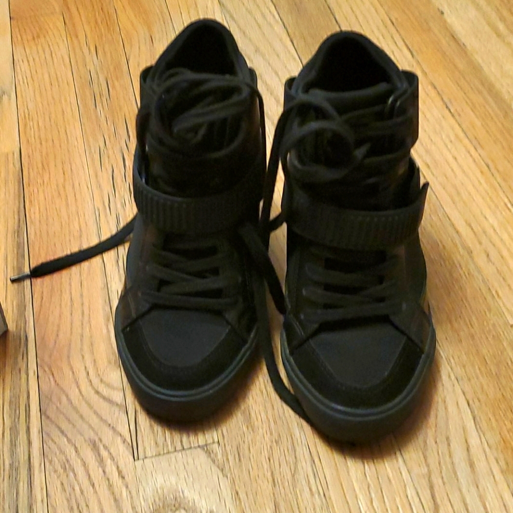 black wedges
